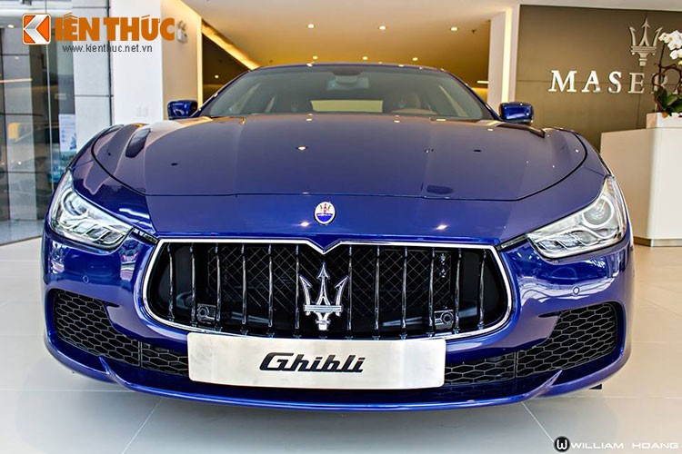 Phiên bản đặc biệt  Maserati Ghibli Zegna Edition vừa xuất hiện tại showroom Maserati Việt Nam ở TP.HCM cũng bắt mắt với ngoại thất xe màu dương Blu Emozione và trên cơ sở bản động cơ V6 330 mã lực.